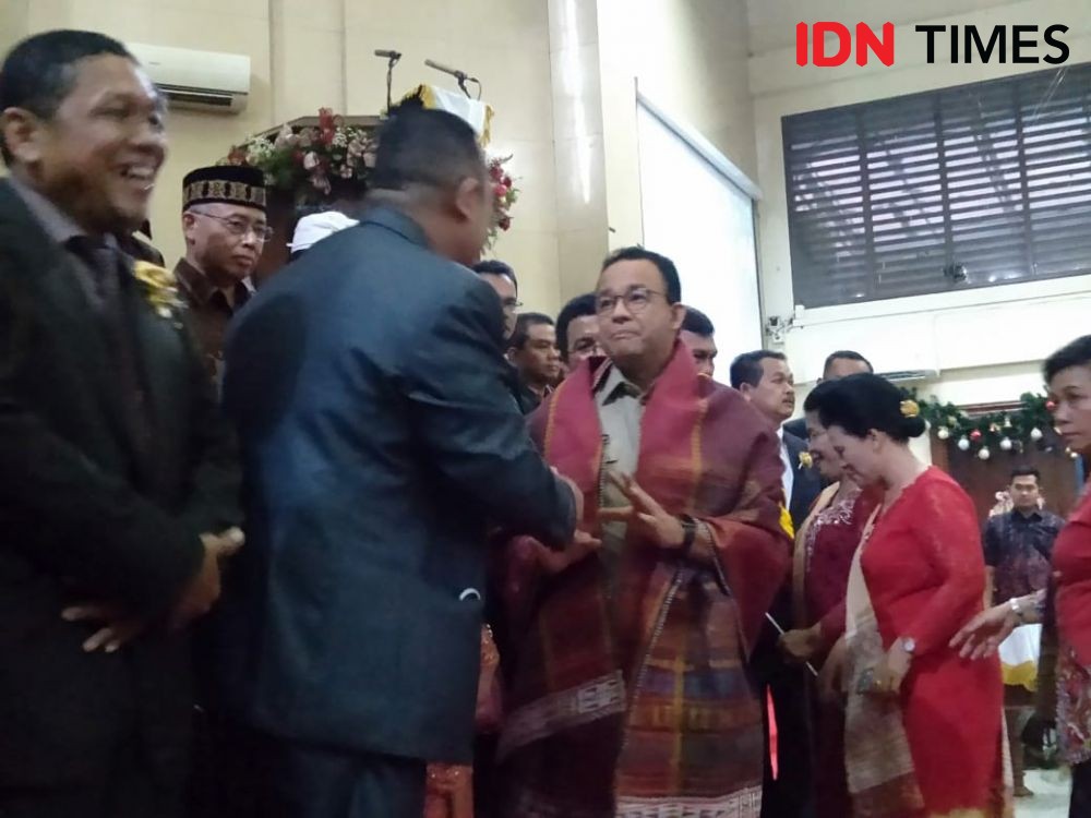 Kunjungi Gereja, Anies Diberi Ulos Bertuliskan Horas Gubernur DKI