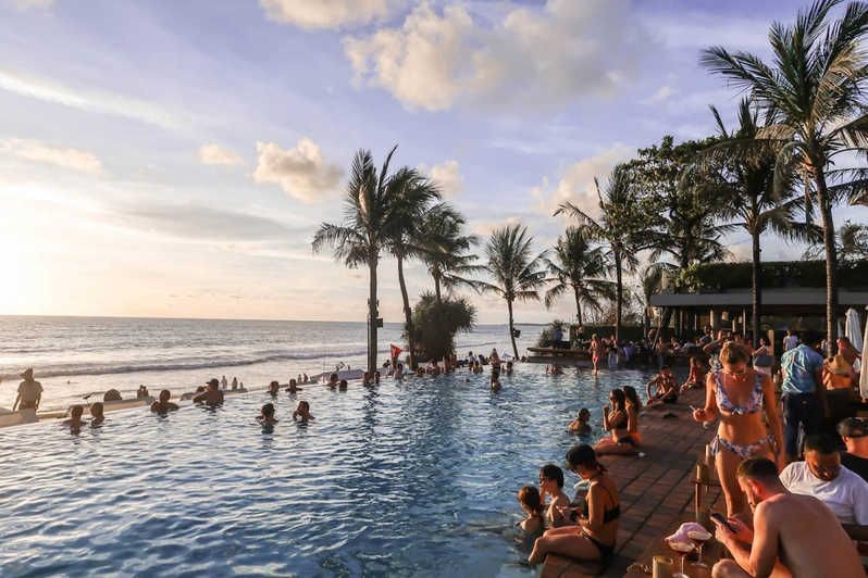 10 Rekomendasi Beach Club di Bali yang Paling Asyik dan Seru Banget