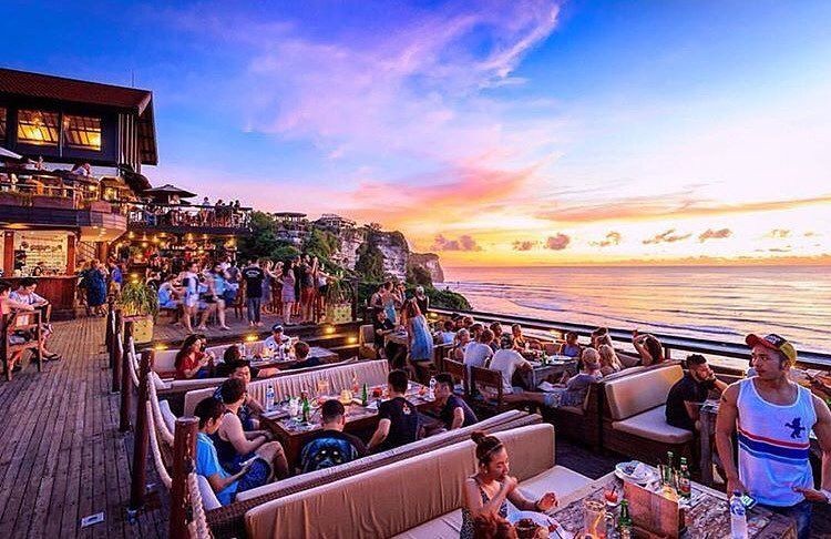 10 Rekomendasi Beach Club di Bali yang Paling Asyik dan Seru Banget