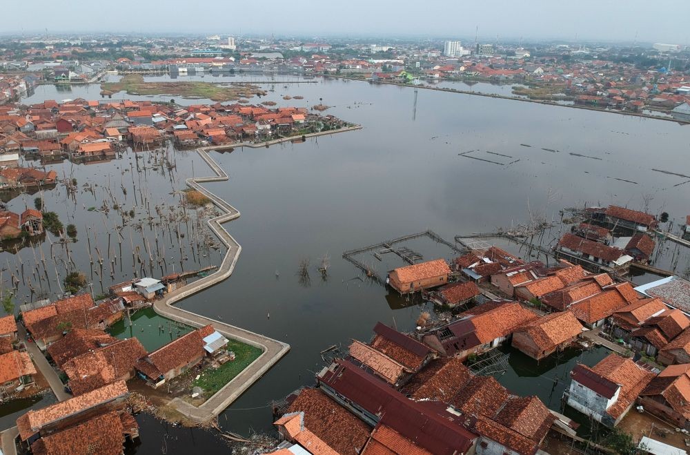 Banjir Terjang Pantura, Jalan Rusak di Sayung Demak Rawan Picu Kecelakaan