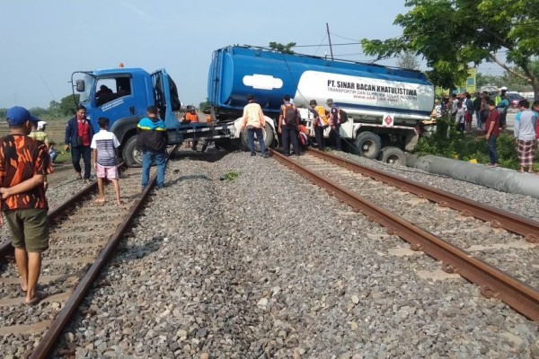 Truk BBM Masuk Jalur KA di Lamongan, Begini Kronologinya
