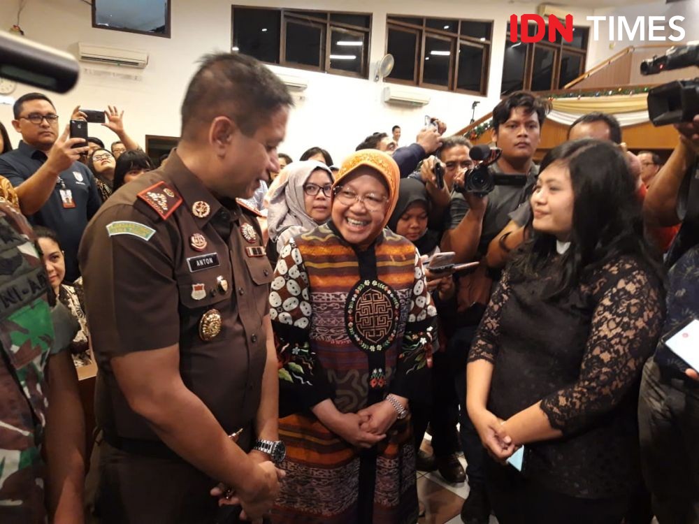 Malam Misa Natal, Risma Keliling Gereja Surabaya Sampaikan Pesan Damai