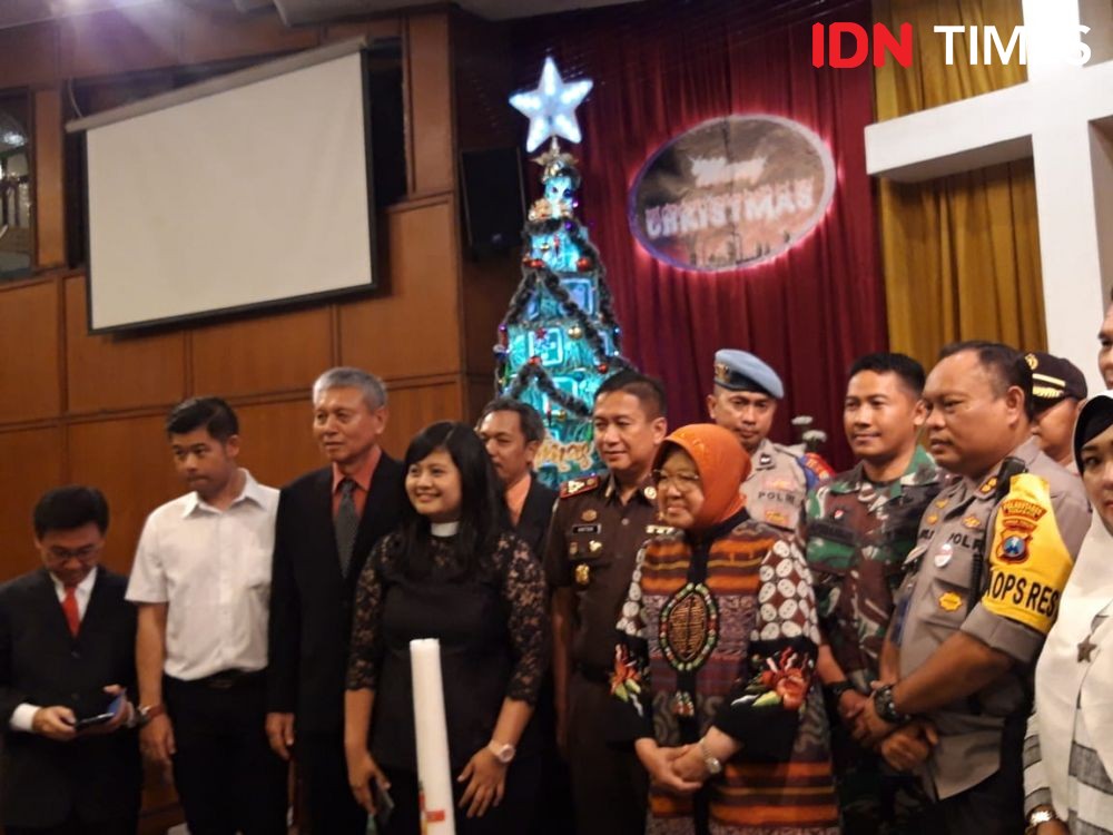 Malam Misa Natal, Risma Keliling Gereja Surabaya Sampaikan Pesan Damai