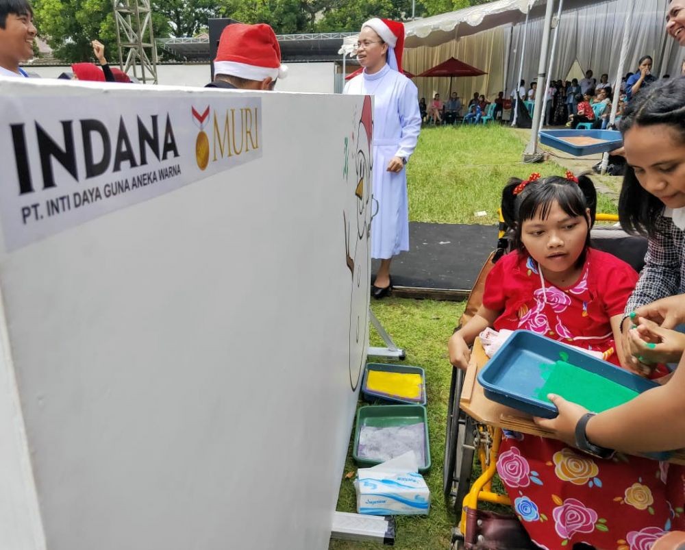 Meriahkan Natal, 1.500 Anak Ukir Rekor MURI Melukis Cap Tangan
