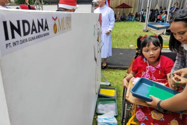 Meriahkan Natal, 1.500 Anak Ukir Rekor MURI Melukis Cap Tangan