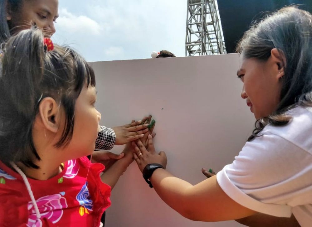 Meriahkan Natal, 1.500 Anak Ukir Rekor MURI Melukis Cap Tangan
