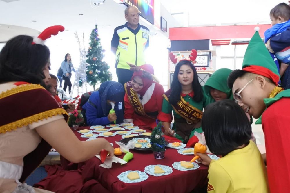 Peringatan Natal ala Bandara Juanda, Ajak Penumpang Hias Kue 