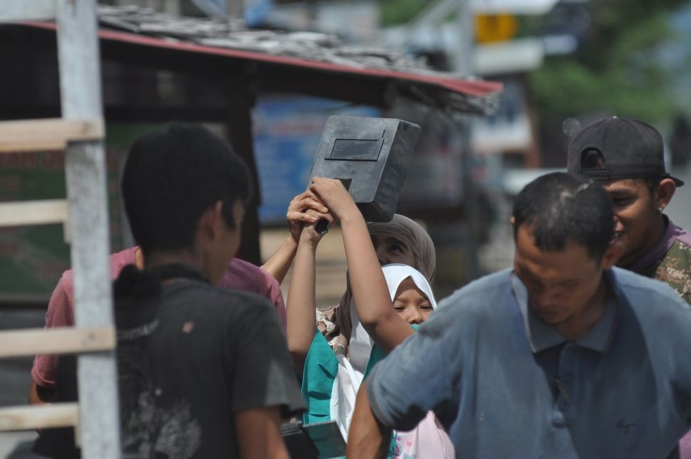 [FOTO] Antusias Warga Makassar, Palu, Hingga Kendari Saat Gerhana