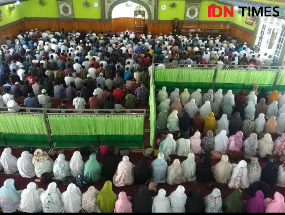 Masjid Salman ITB Terapkan Social Distancing dalam Salat Berjamaah