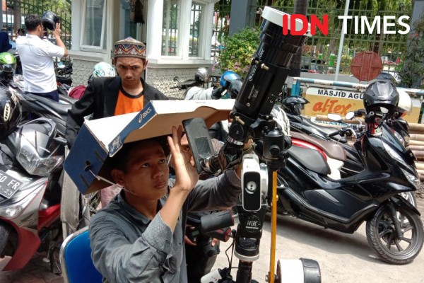 Warga Takjub Saksikan Gerhana Matahari Cincin di Masjid Agung Kudus
