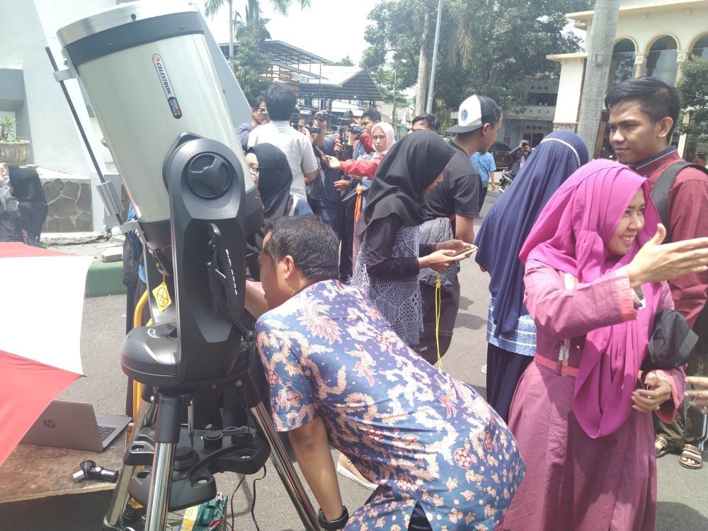 UIN Malang Lakukan Salat Serta Pemantauan Gerhana Matahari Cincin