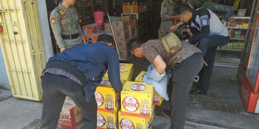 Jelang Tahun Baru, Ribuan Botol Minuman Beralkohol di Makassar Disita