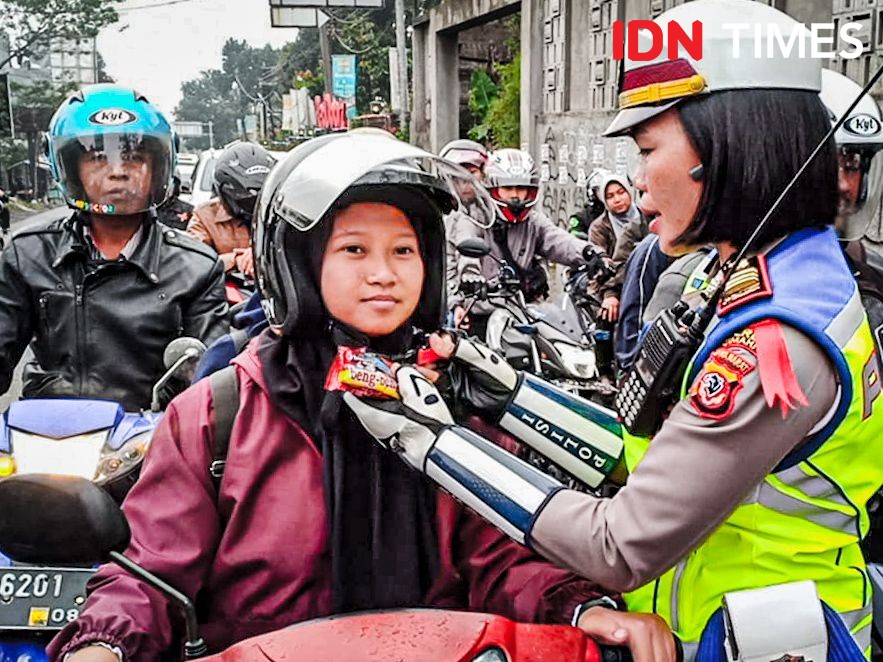 Tangani Stres Akibat Macet, Polisi Bagi Jajanan ke Pemotor di Lembang