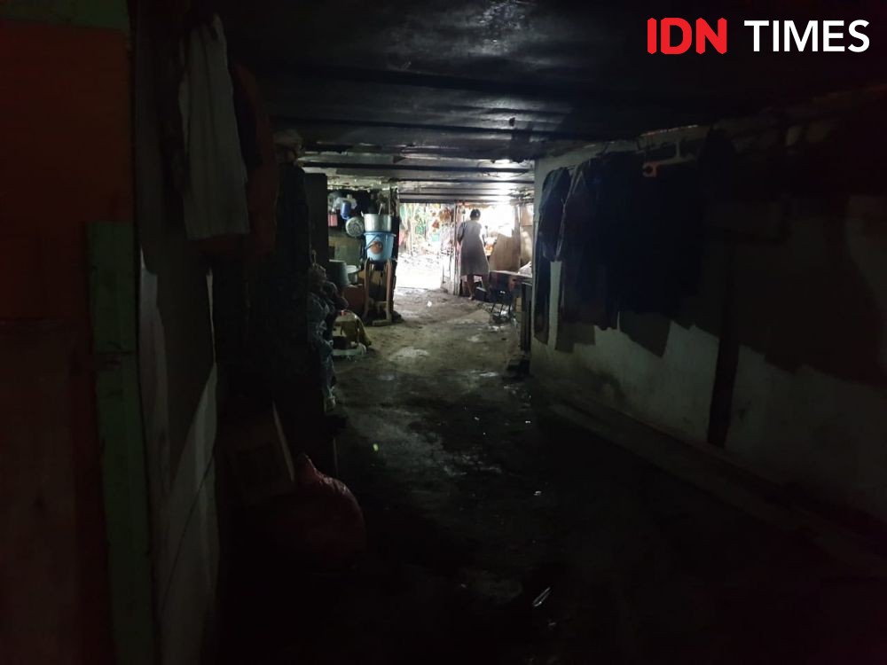 10 Foto Kampung 1001 Malam, Hunian Gulita di Kolong Tol
