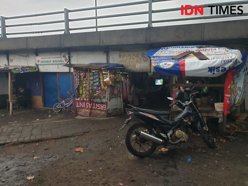 10 Foto Kampung 1001 Malam, Hunian Gulita di Kolong Tol