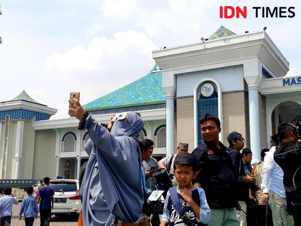 Gerhana Matahari Cincin, Warga Surabaya Nobar di Masjid Al Akbar