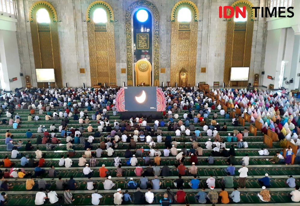 Gerhana Matahari Cincin, Warga Surabaya Nobar di Masjid Al Akbar