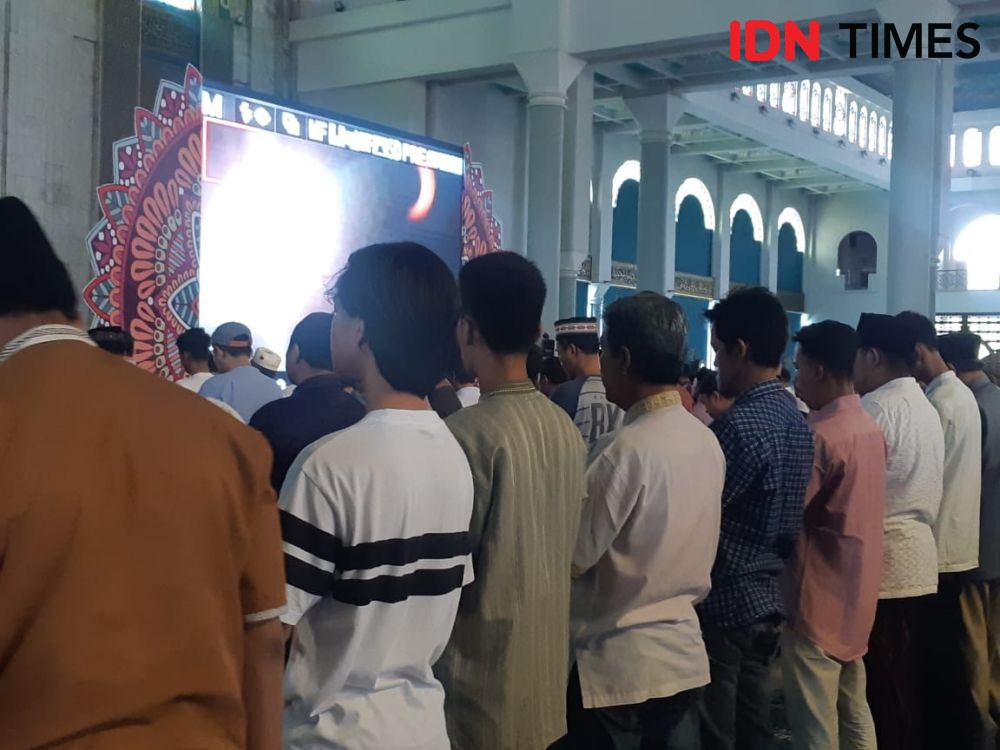 Khofifah Ikut Salat Sunah Berjemaah dan Nobar Gerhana Matahari