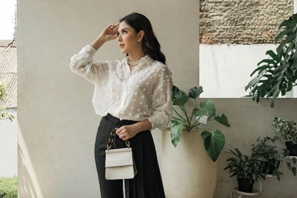 Elegan! Ide Mix and Match Baju Putih ala Selebriti yang Bisa Kamu Tiru