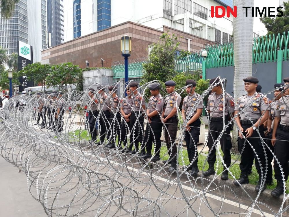 Jokowi Cek Vaksinasi di Semarang, Lubang Jalan Raya Langsung Ditambal