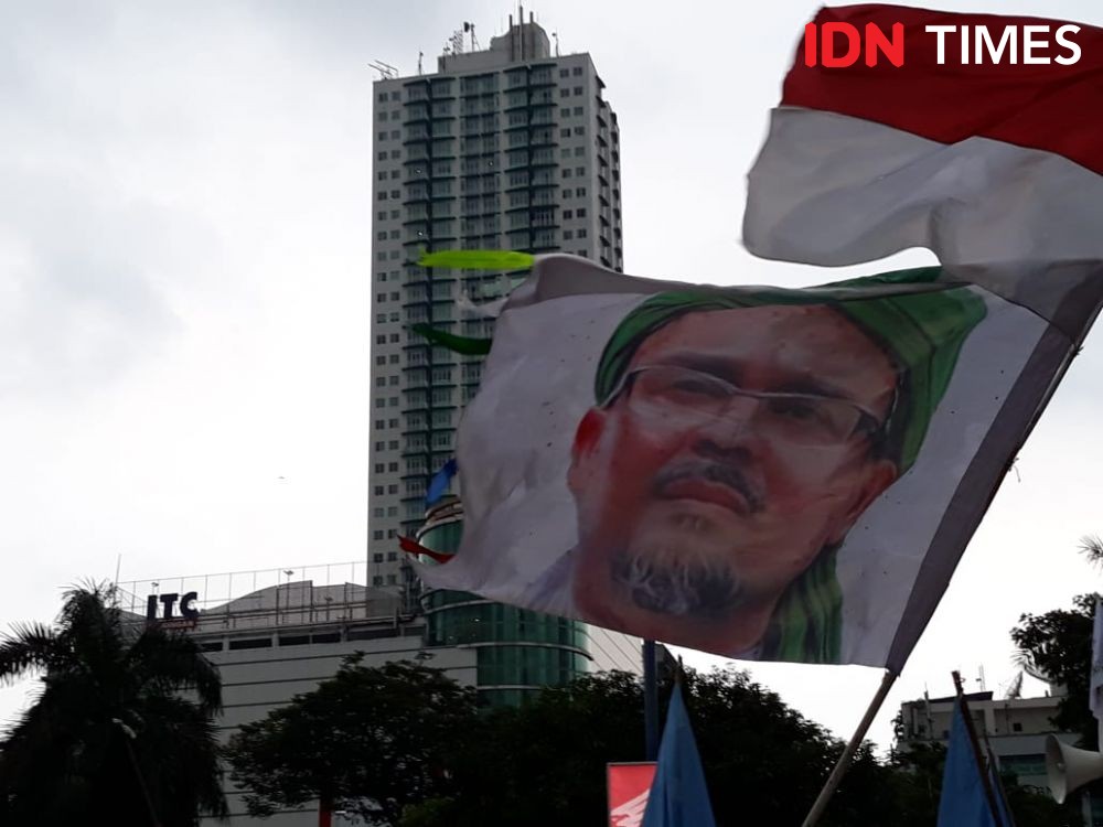 Baliho Rizieq Shihab di Makassar Dicopot dan Dikembalikan ke FPI 