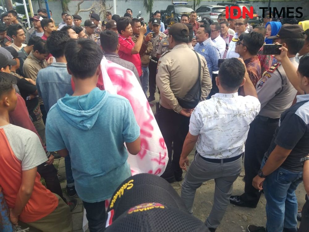 Demo DPRD Binjai, Mahasiswa: Masa Kantor di Kolam Renang?