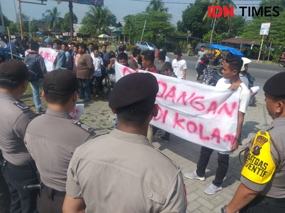 Demo DPRD Binjai, Mahasiswa: Masa Kantor di Kolam Renang?
