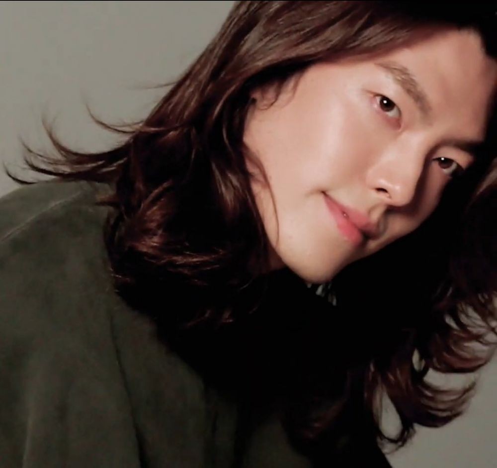 Bikin Pangling, 10 Penampilan Gagah Kim Woo Bin dengan Rambut Gondrong
