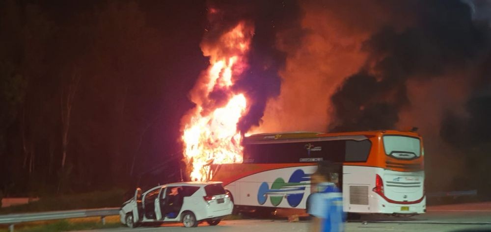 Kumpulan Foto dan Video Terbakarnya Bus di Gerbang Tol Kalikangkung