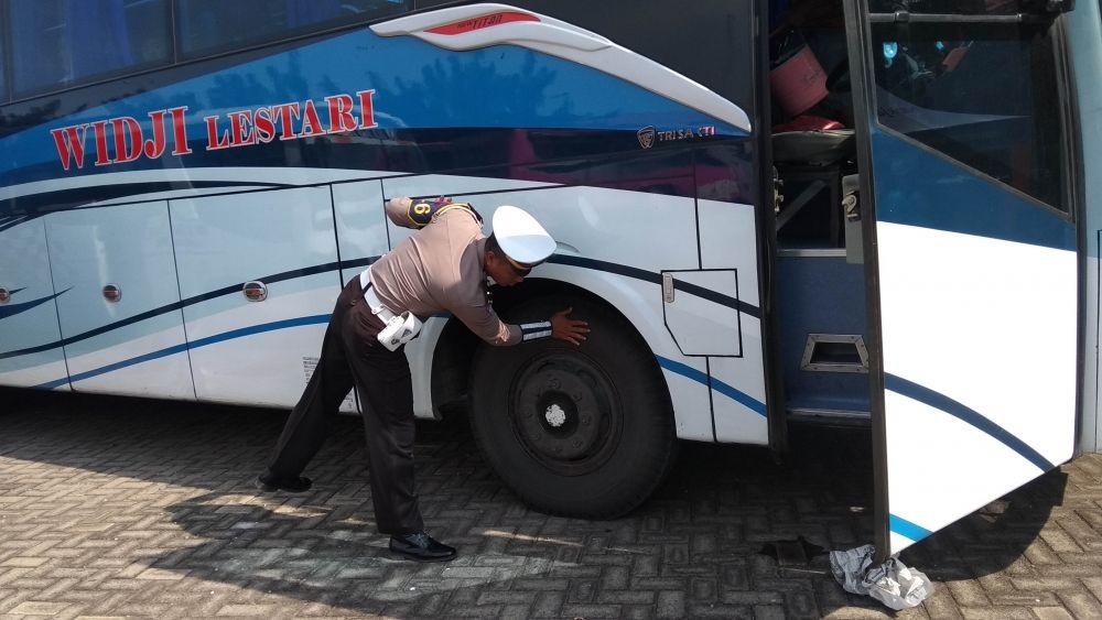 Libur Nataru, BNN Gelar Tes Urine Puluhan Sopir Bus di Jalur Pantura