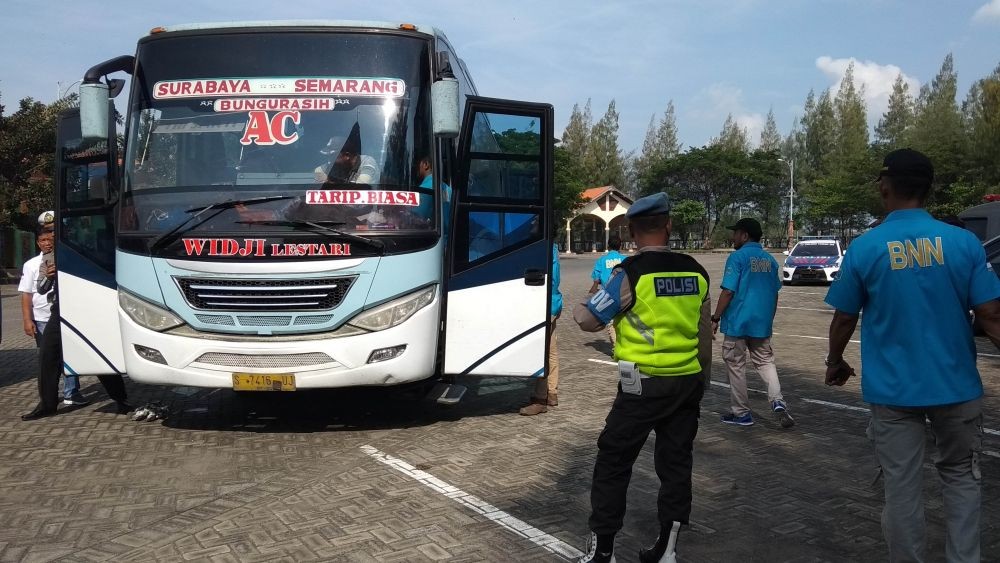 Libur Nataru, BNN Gelar Tes Urine Puluhan Sopir Bus di Jalur Pantura