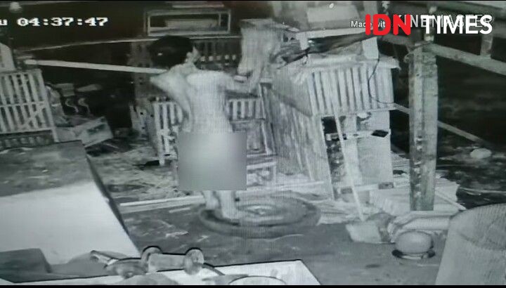 Viral! Pencuri Ayam di Kebumen Terekam CCTV, Beraksi Tanpa Busana