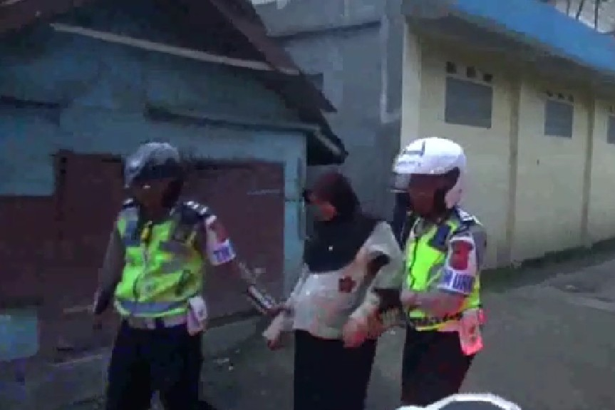 Terjebak Macet, Polisi Kembali Bantu Ibu Hamil yang Hendak Melahirkan