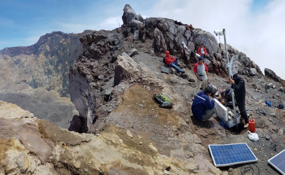 Perjuangan Tim PVMBG Pasang CCTV di Puncak Gunung Agung