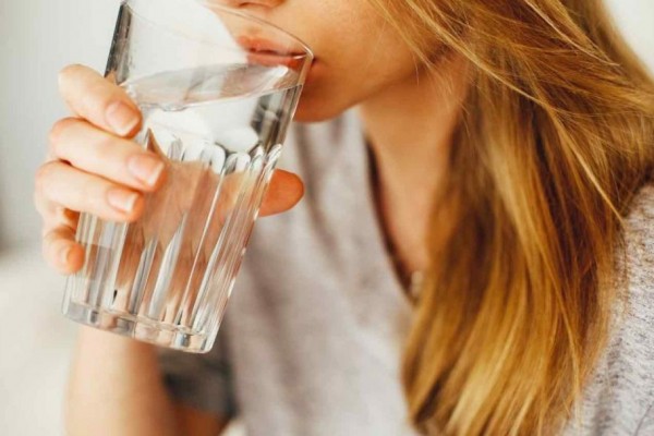 8 Tanda Kamu Minum Air Putih Terlalu Banyak, Kebanyakan Juga Gak Bagus