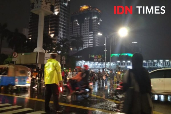 Demi Nikmati Tahun Baru di HI, Warga Tak Peduli Jalan Licin dan Becek