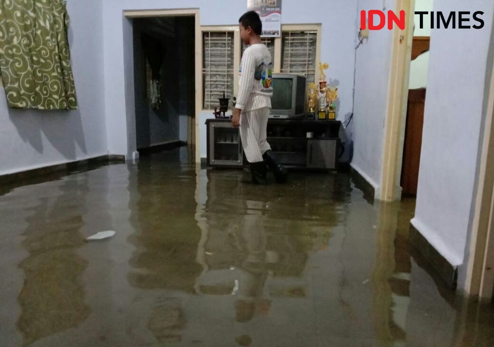Tegal Dikepung Banjir, Diguyur Hujan Setengah Jam Air Meluap Selutut