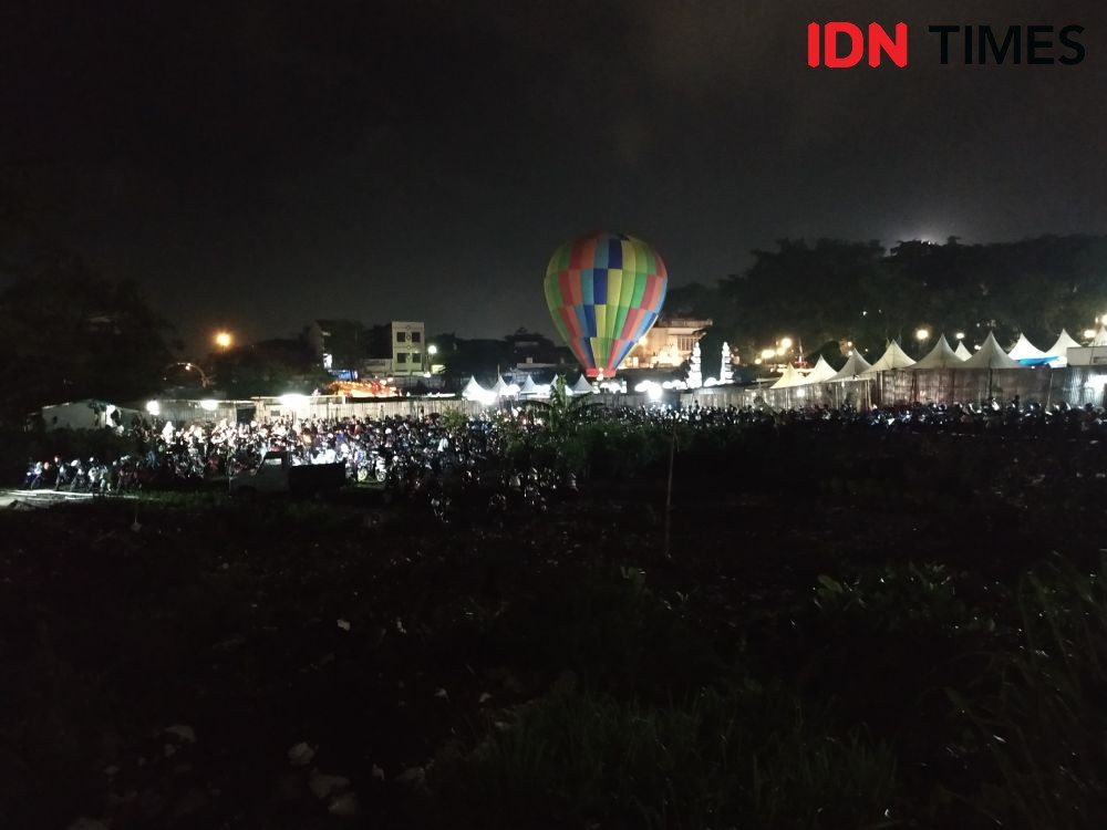 [FOTO] Malam Tahun Baru 2020, Alun-alun Bandung Jadi Lautan Manusia