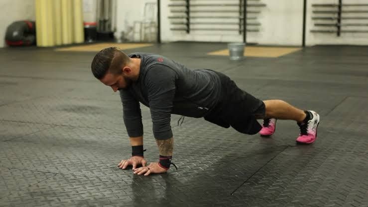 5 Gerakan Sederhana yang Ampuh Usir Lemak di Lengan, Gak Pakai Alat!