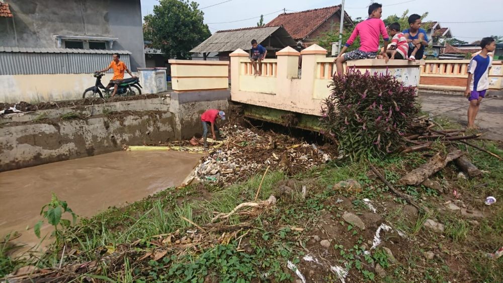 Tumpukan Sampah Sebabkan Limpasan Air di Jalur Pantura, Macet 4 Km