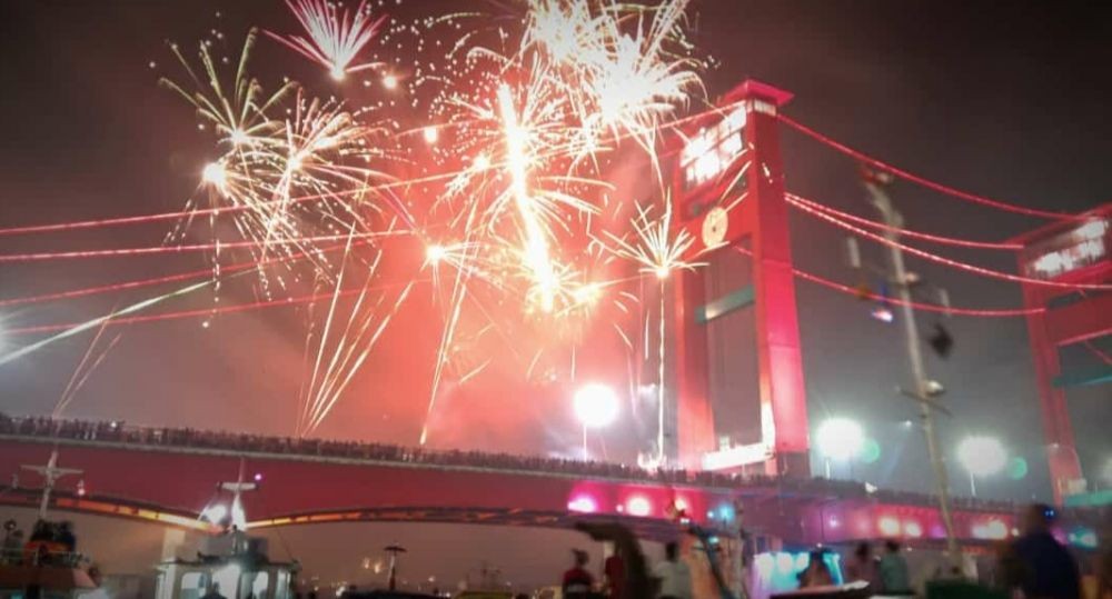 Imbas Malam Tahun Baru di Palembang, Jembatan Ampera di Penuhi Sampah 