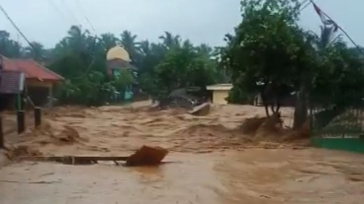 7 Jembatan di Lebak Putus Akibat Diterjang Banjir Bandang
