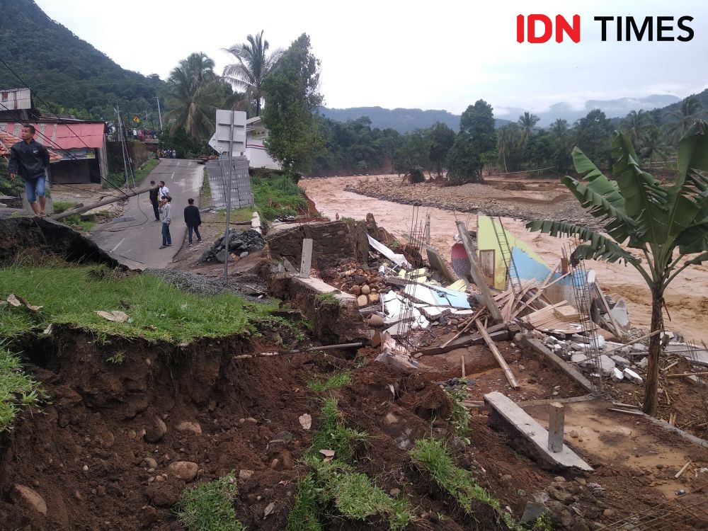 Warga yang Rumahnya Rusak Berat Banjir di Lebak Dapat Rp50 Juta