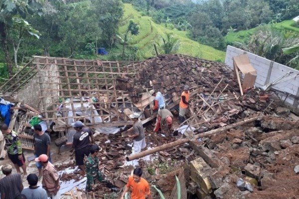 Hujan Deras, Satu Rumah Budi Daya Jamur Tertimpa Tanah Longsor
