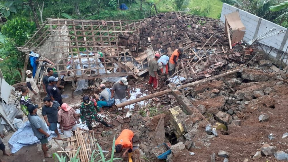 Hujan Deras, Satu Rumah Budi Daya Jamur Tertimpa Tanah Longsor  