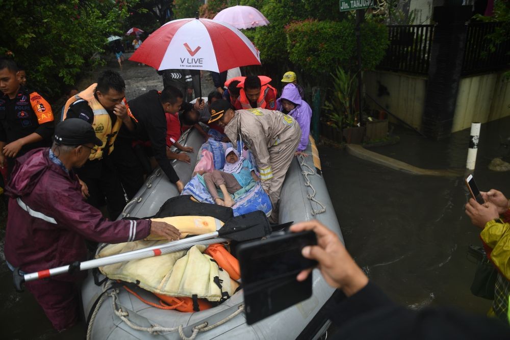 Banjir Terjang Pelabuhan Tanjung Emas Semarang, Buruh Terjebak