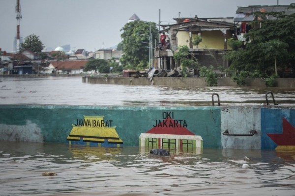 Air Kiriman dan Laut Pasang Picu Banjir di Kampung Melayu Jaktim