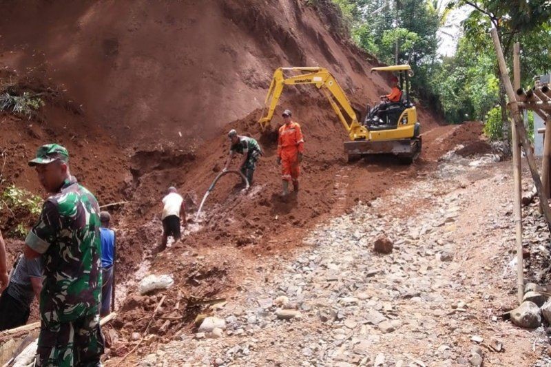 Tebing Setinggi 15 Meter di Banjarnegara Longsor Menutup Jalan