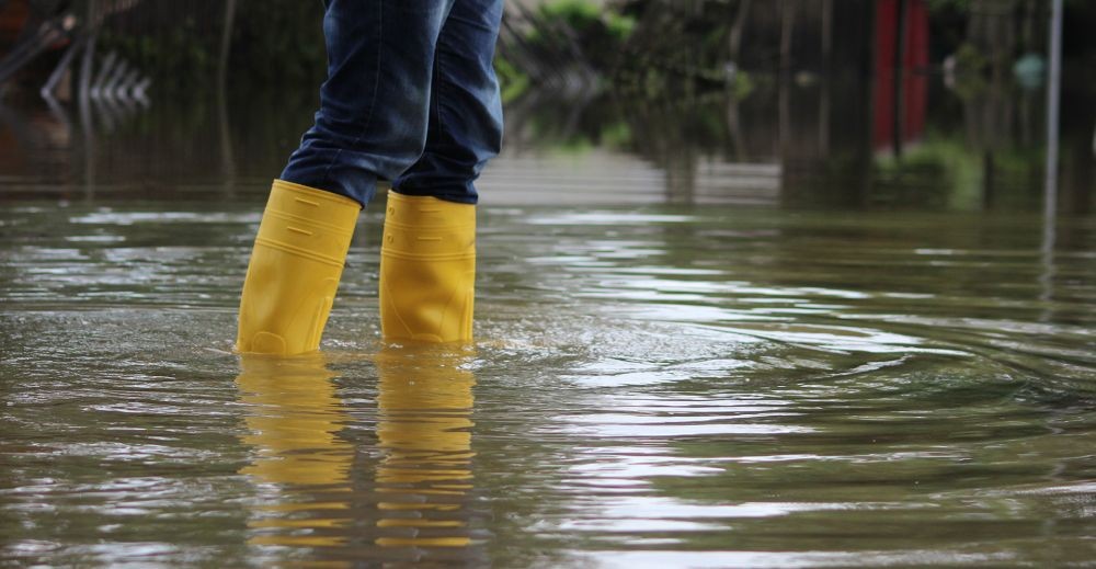Banjir di Mana mana tips agar tidak terkena sengatan listrik di air karena banjir ? 