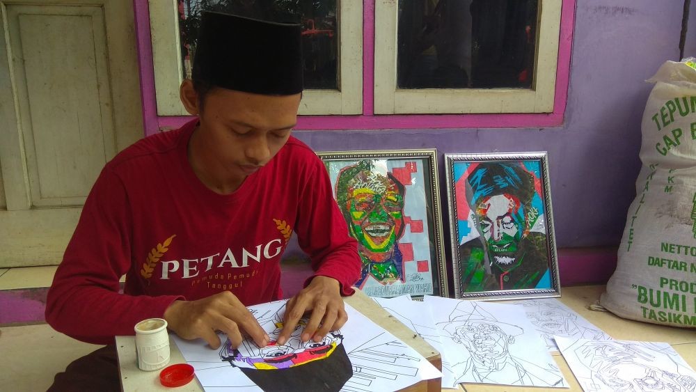 Inspiratif, Pemuda Cirebon Ubah Limbah Plastik Jadi Seni Lukis